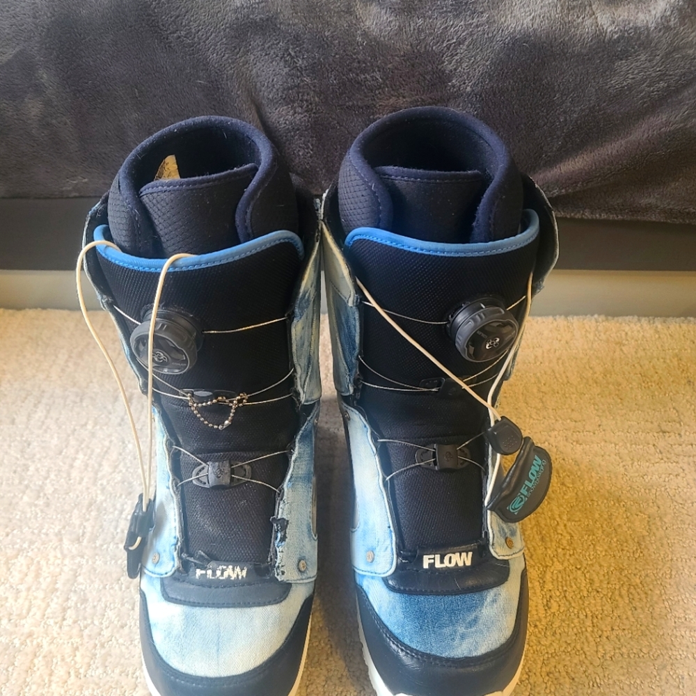 Snowboard boots